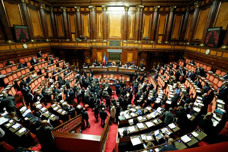 Itália: o projeto recebeu 163 votos a favor, 59 contrários e 19 abstenções, entre estas as de cinco senadores do Movimento 5 Estrelas (Remo Casilli/Reuters)