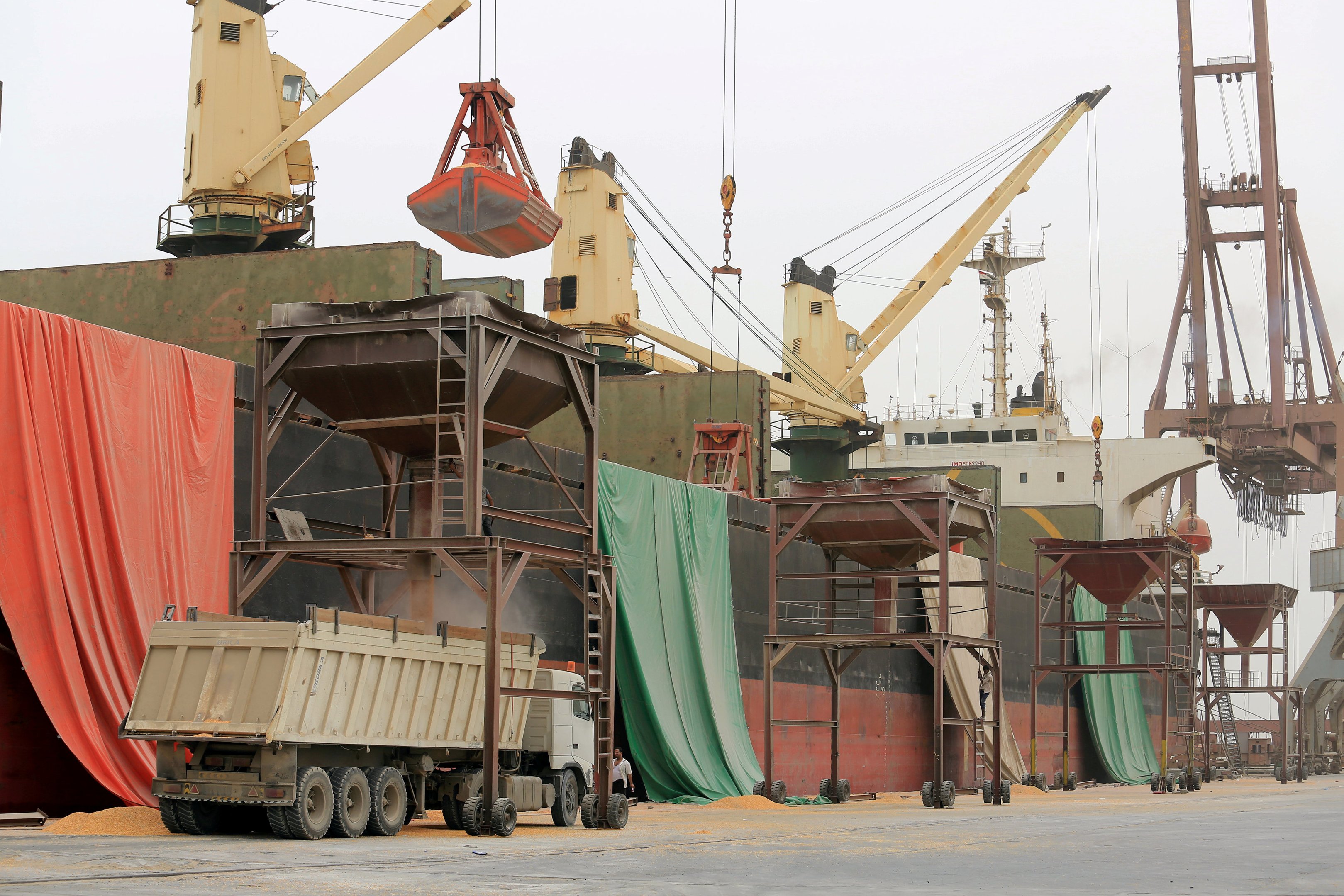 Forças do governo do Iêmen entram em porto de Hodeida