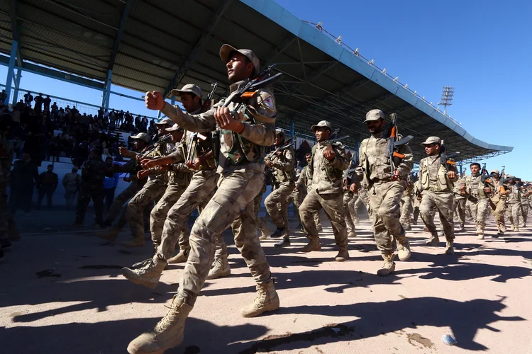 Imagem de arquivo de militares sírios em Raqqa: É o maior número de baixas infligidas às Forças Democráticas da Síria (Aboud Hamam/Reuters)