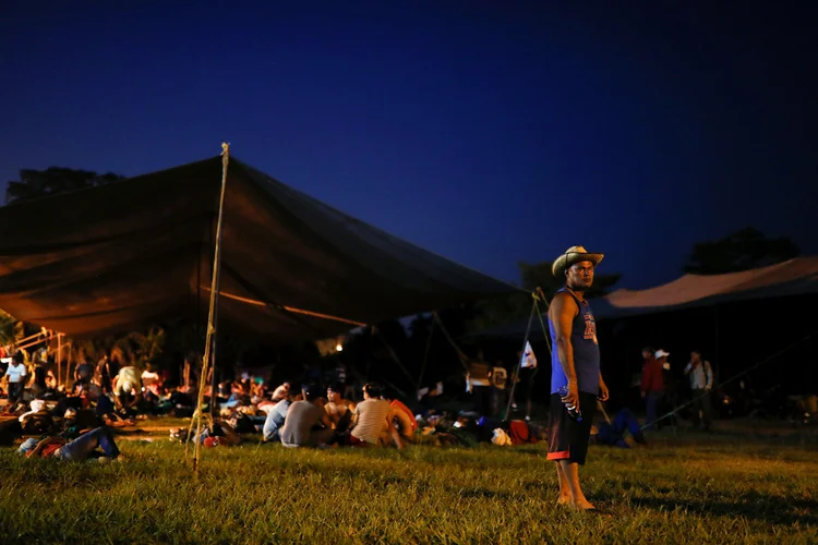 Imigração: caravana da América Central que pretende chegar aos EUA concordou em retomar a marcha a pé para o norte (Carlos Garcia Rawlins/Reuters)