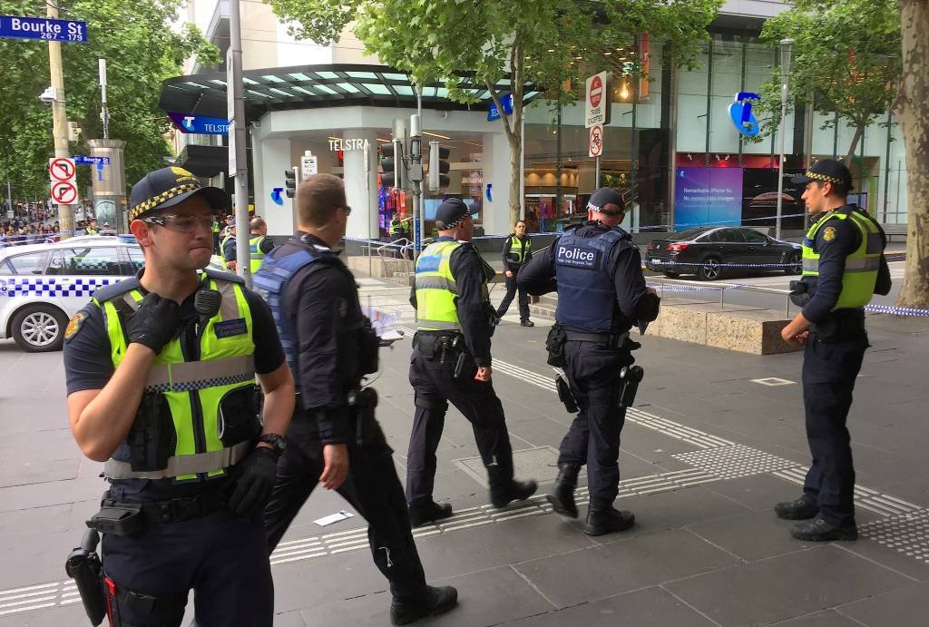 Ataque deixa 1 morto e 2 feridos na Austrália; polícia cogita terrorismo
