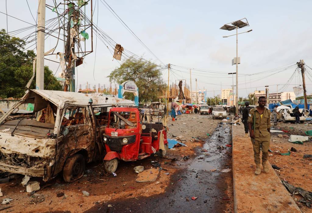 Somália: dois carros explodiram na frente do Hayat Hotel e o outro no estacionamento do Sahafi Hotel (Feisal Omar/Reuters)