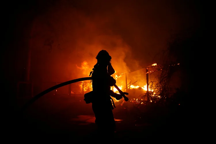 Bombeiros tentam conter incêndios em Malibu, Califórnia (Eric Thayer/Reuters)