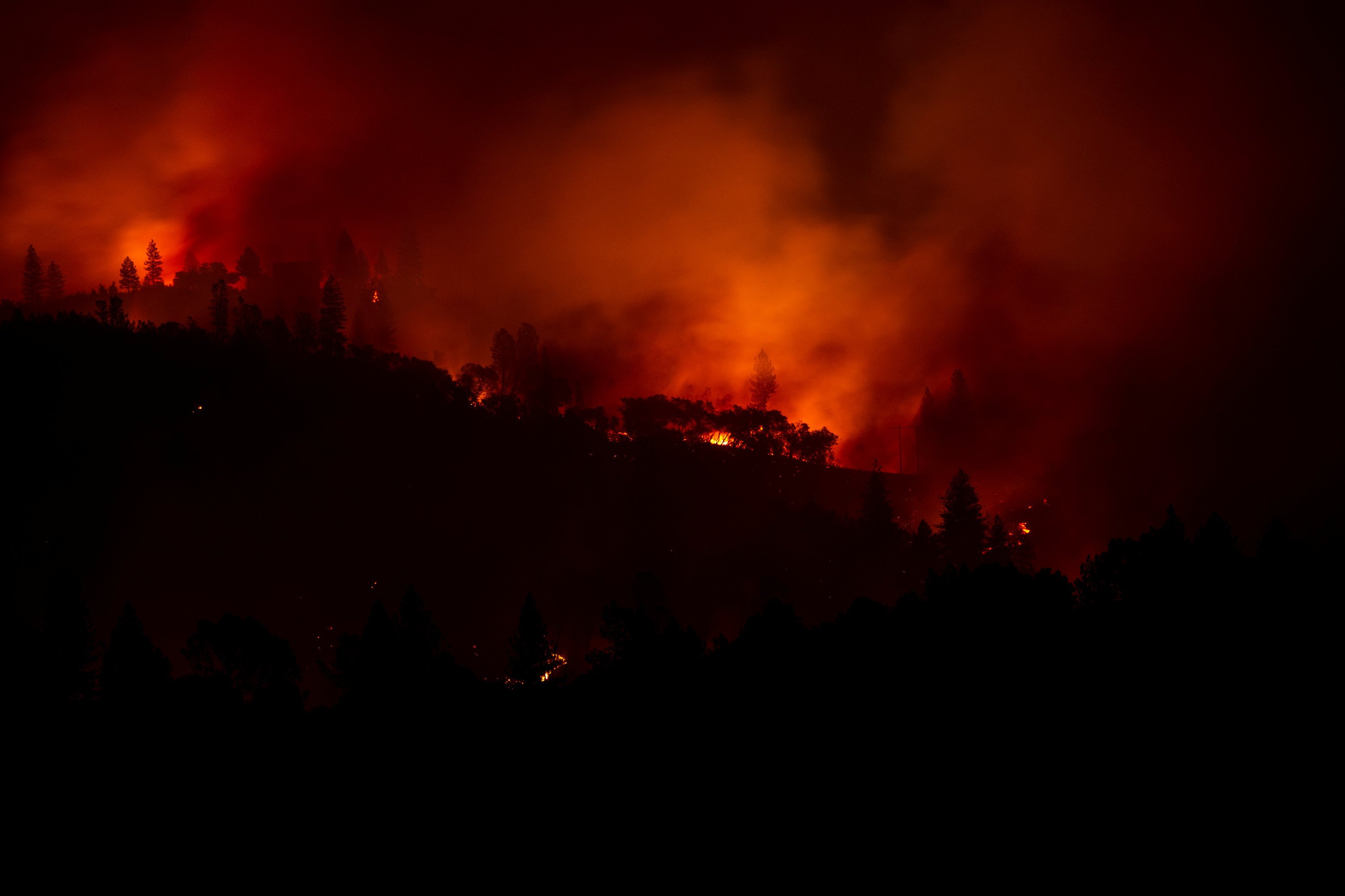 Número de mortos sobe para 23 em incêndio na Califórnia