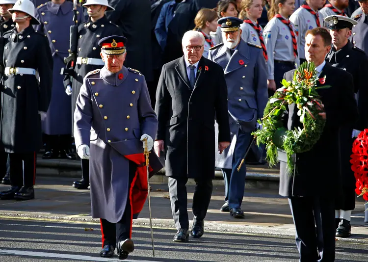 Príncipe Charles e o presidente alemão Frank-Walter Steinmeier prestam homenagem aos mortos na Primeira Guerra Mundial em Westminster, em Londres (Henry Nicholls/Reuters)