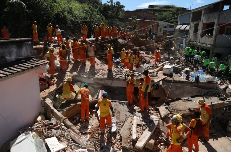Deslizamento de terra em Niterói: 11 pessoas foram resgatadas com vida, das quais uma morreu no hospital, e 14 corpos foram retirados já sem vida (Pilar Olivares/Reuters)