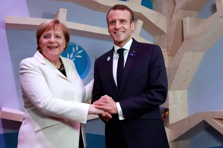 Angela merkel e Emmanuel Macron no Fórum da Paz, em Paris (Gonzalo Fuentes/Pool/Reuters)