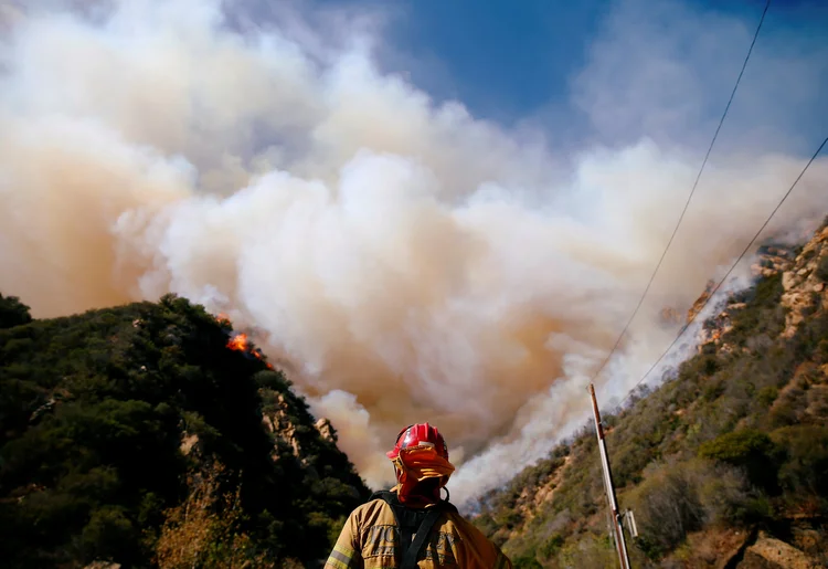 Bombeiros trabalham para conter incêndios em Malibu, Califórnia (EUA) (Eric Thayer/Reuters)