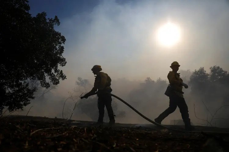 Incêndio na Califórnia: ao menos 4.500 bombeiros de lugares distantes, como os estados de Washington e Texas, estão trabalhando para frear o avanço das chamas (Eric Thayer/Reuters)