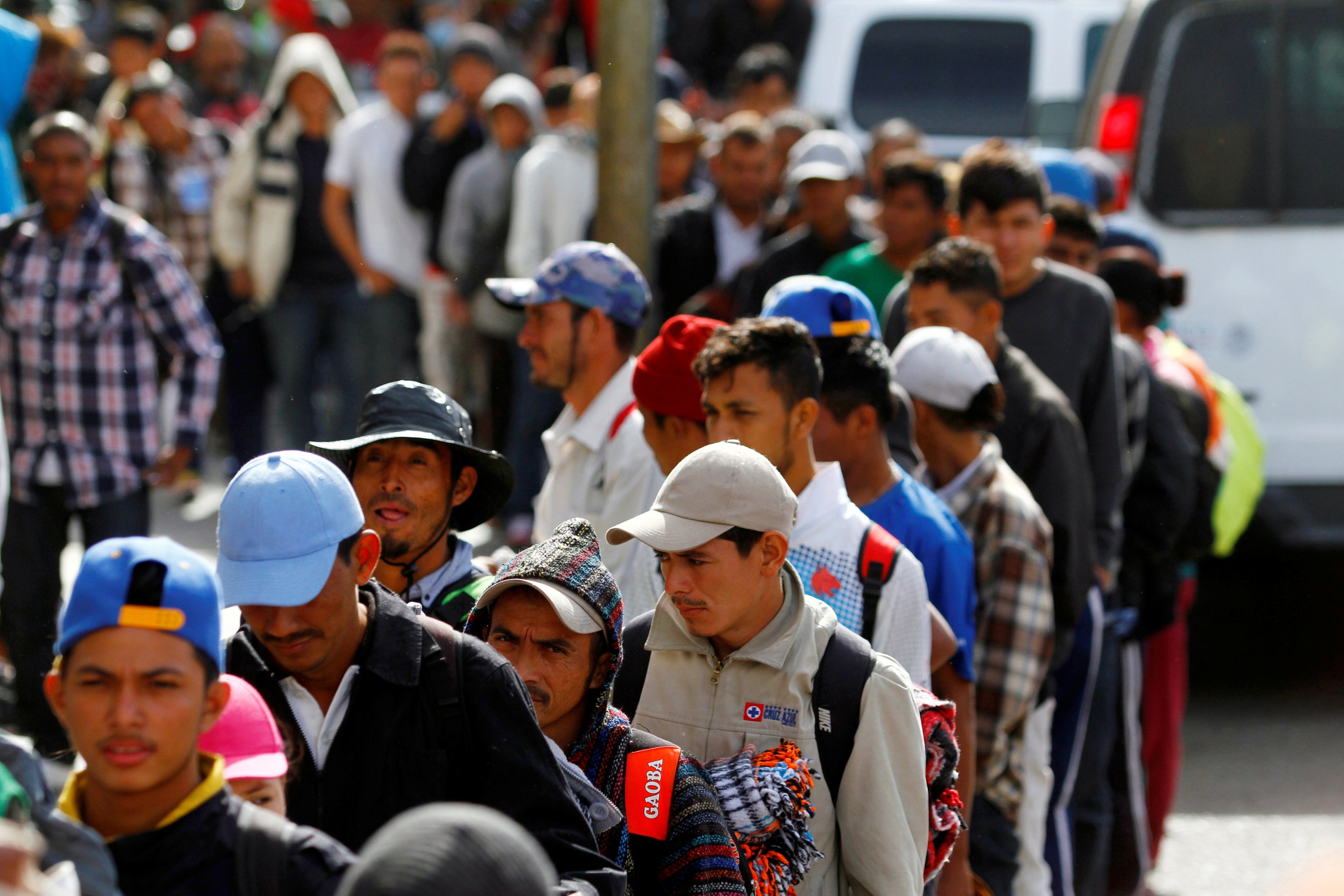 Caravana de migrantes percorre noroeste do M xico EUA refor am