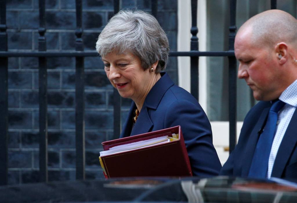 Ao menos 100 parlamentares apoiam liderança de Theresa May