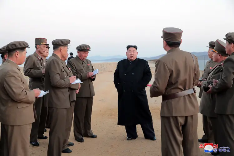 Líder norte-coreano, Kim Jong Un, durante teste de nova arma tática (KCNA/Reuters)