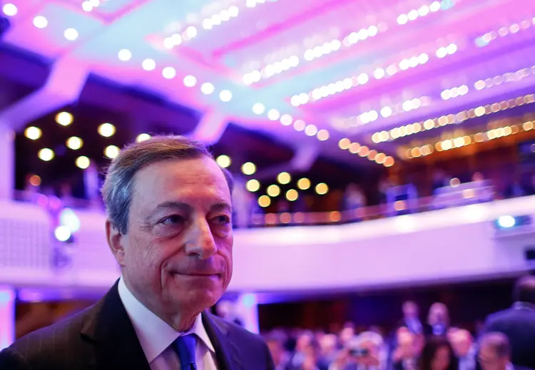 O BCE deve deixar de comprar títulos de 2,6 trilhões de euros até o final do ano (Ralph Orlowski/Reuters)