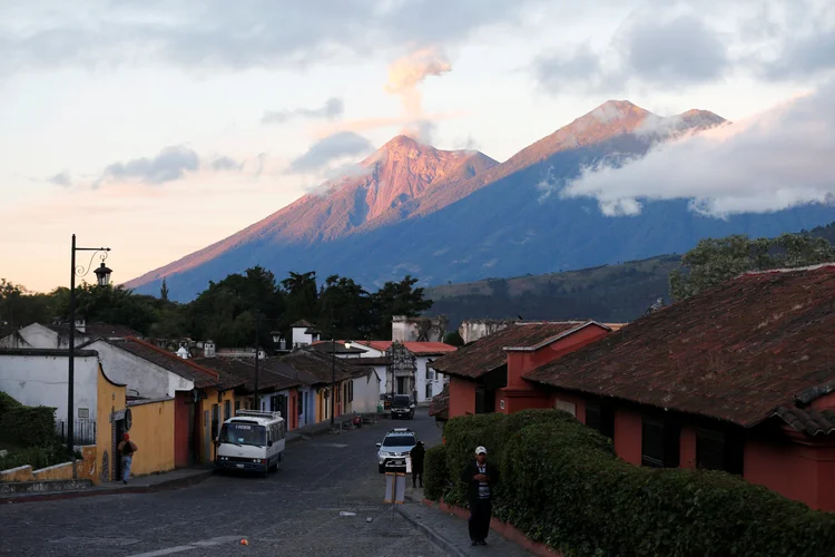 Guatemala: por volta de 4 mil pessoas foram evacuadas de vários vilarejos pela forte erupção que continua no Vulcão de Fogo (Jose Cabezas/Reuters)