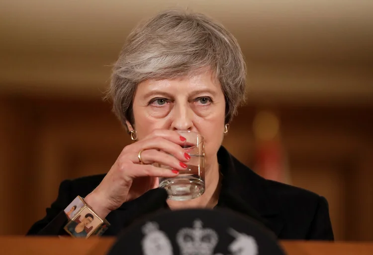 Theresa May toma um copo d'água: dia de pressão para a primeira-ministra em Bruxelas e em casa (Matt Dunham/Reuters)