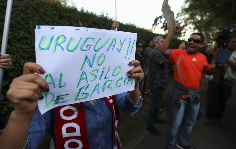 Governo do Uruguai afirmou neste domingo irá aceitar o pedido feito pelo ex-presidente peruano Alan García ao país (Mariana Bazo/Reuters)