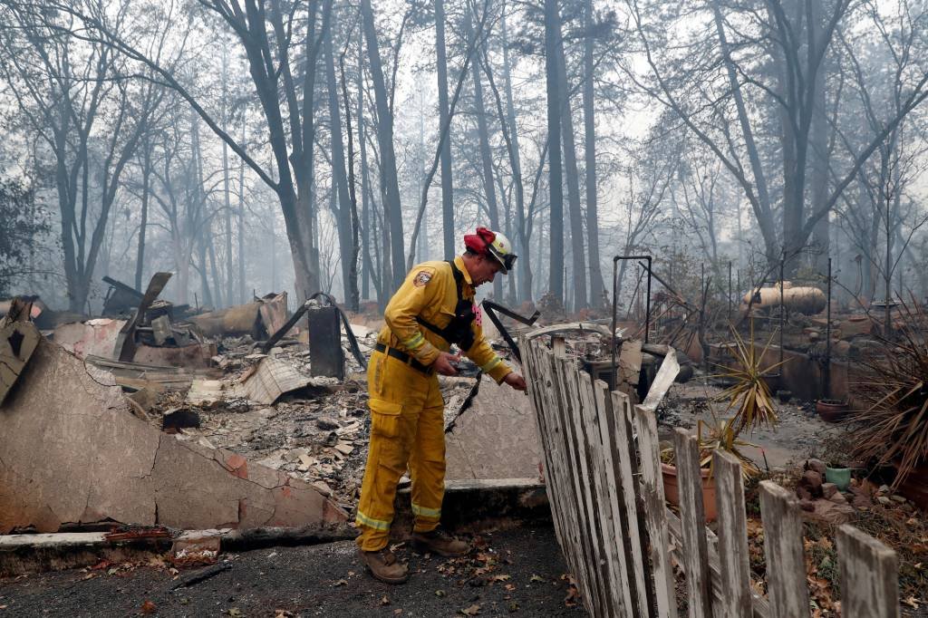 Quase mil pessoas ainda estão desaparecidas após incêndio na Califórnia
