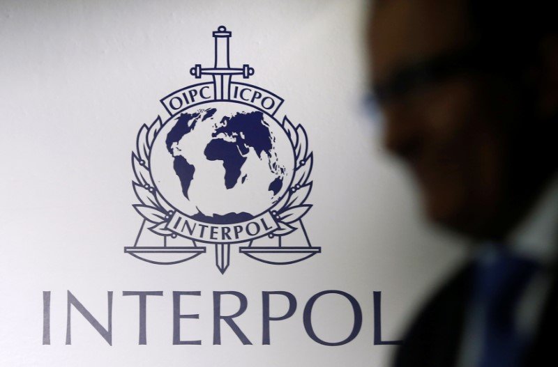 Alerta vermelho da Interpol ajuda na captura de criminosos em fuga (Edgar Su/Reuters)
