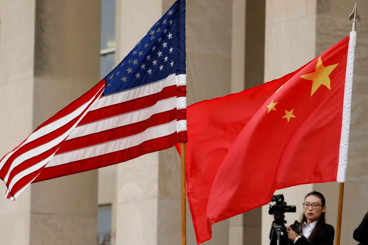 Bandeiras dos Estados Unidos (EUA) e da China (Yuri Gripas/Reuters)