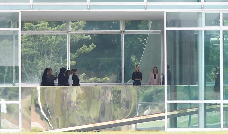 Michelle Bolsonaro, mulher do presidente eleito Jair Bolsonaro e Marcela Temer, mulher do atual presidente Michel Temer se encontram no Palácio da Alvorada (Adriano Machado/Reuters)