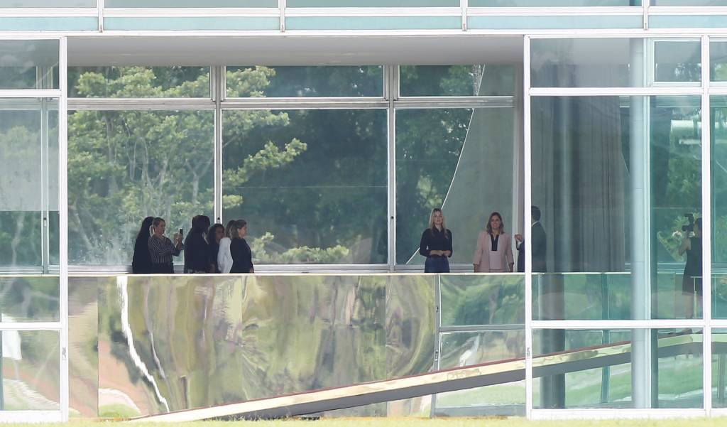 Michelle Bolsonaro, mulher do presidente eleito Jair Bolsonaro e Marcela Temer, mulher do atual presidente Michel Temer se encontram no Palácio da Alvorada (Adriano Machado/Reuters)