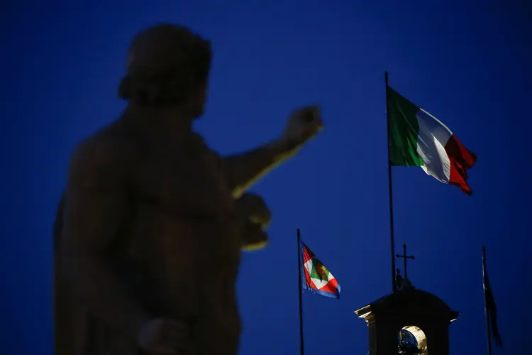 Coalizão governista da Itália pode reduzir a meta de déficit do orçamento do próximo ano (Tony Gentile/Reuters)