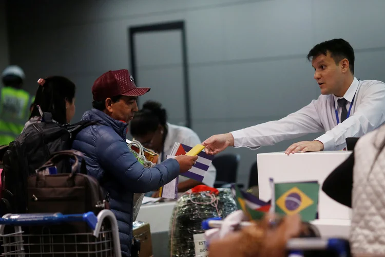 Aeroporto: os primeiros milhares de médicos cubanos começaram a deixar o Brasil e voltar para casa nesta quinta-feira (22) (Adriano Machado/Reuters)