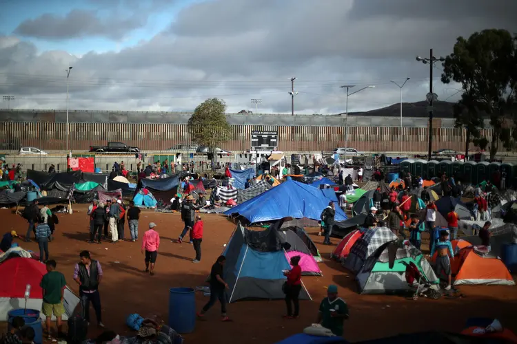 Migrantes em acampamento improvisado: milhares de migrantes, a maioria hondurenhos, vivem há mais de uma semana ao ar livre em abrigos improvisados pelas autoridades em Tijuana (Hannah McKay/Reuters)