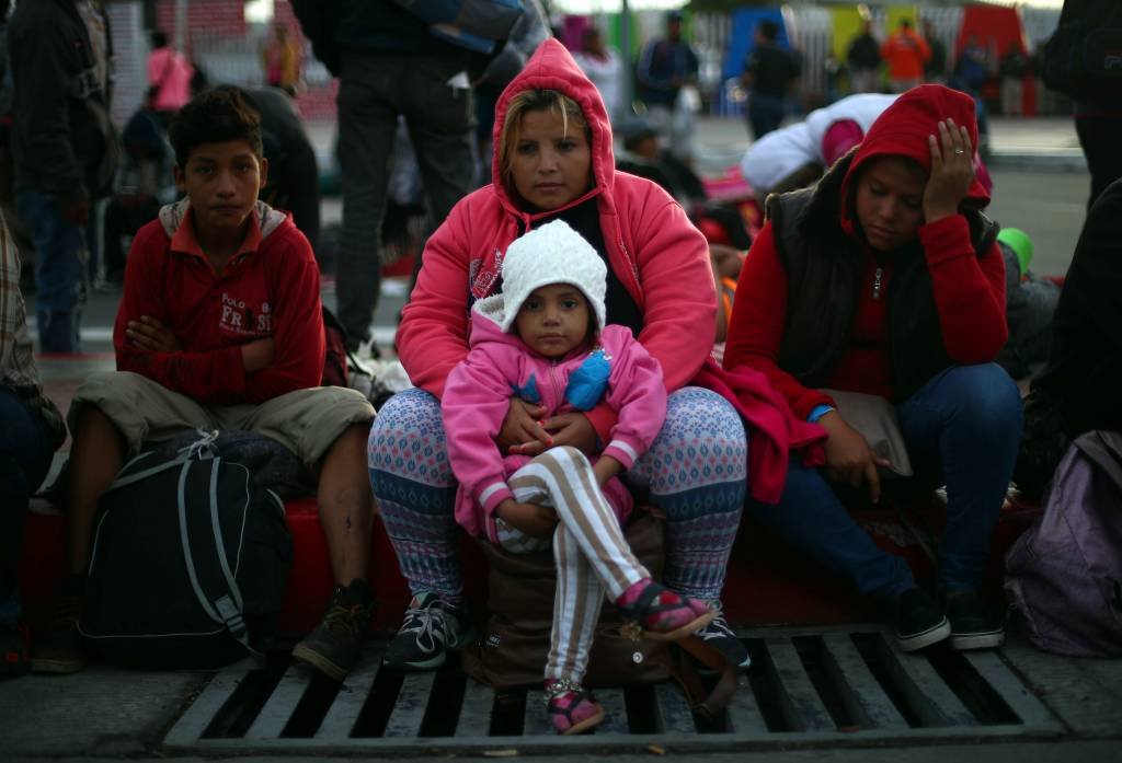Mais imigrantes chegam ao acampamento de caravana no México