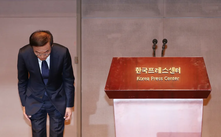 Copresidente da Samsung Electronics, Kim Ki-nam, se desculpou publicamente pela empresa nesta sexta-feira, em Seul, Coreia do Sul (Yonhap/Reuters)