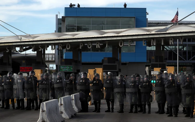 Agentes norte-americanos em Tijuana, na fronteira entre o México e os Estados Unidos (Hannah McKay/Reuters)