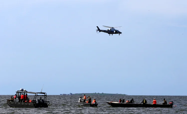 Naufrágio em Uganda: A embarcação transportava por volta de 100 passageiros, disse Zurah Ganyana, oficial de polícia (James Akena/Reuters)