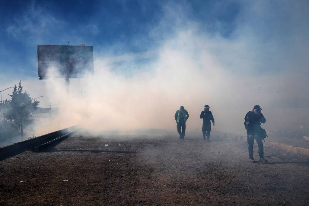 EUA usam gás lacrimogêneo para dispersar caravana de imigrantes