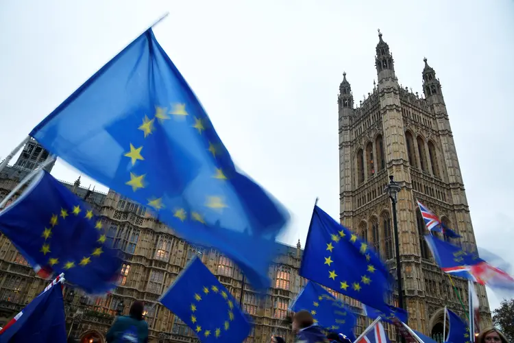Parlamento britânico com algumas bandeiras da União Europeia em protesto anti-Brexit (Toby Melville/Reuters)