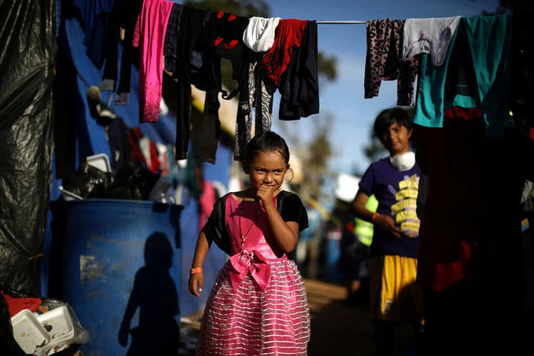 Crianças da caravana de imigrantes em albergue em Tijuana, México (Lucy Nicholson/Reuters)