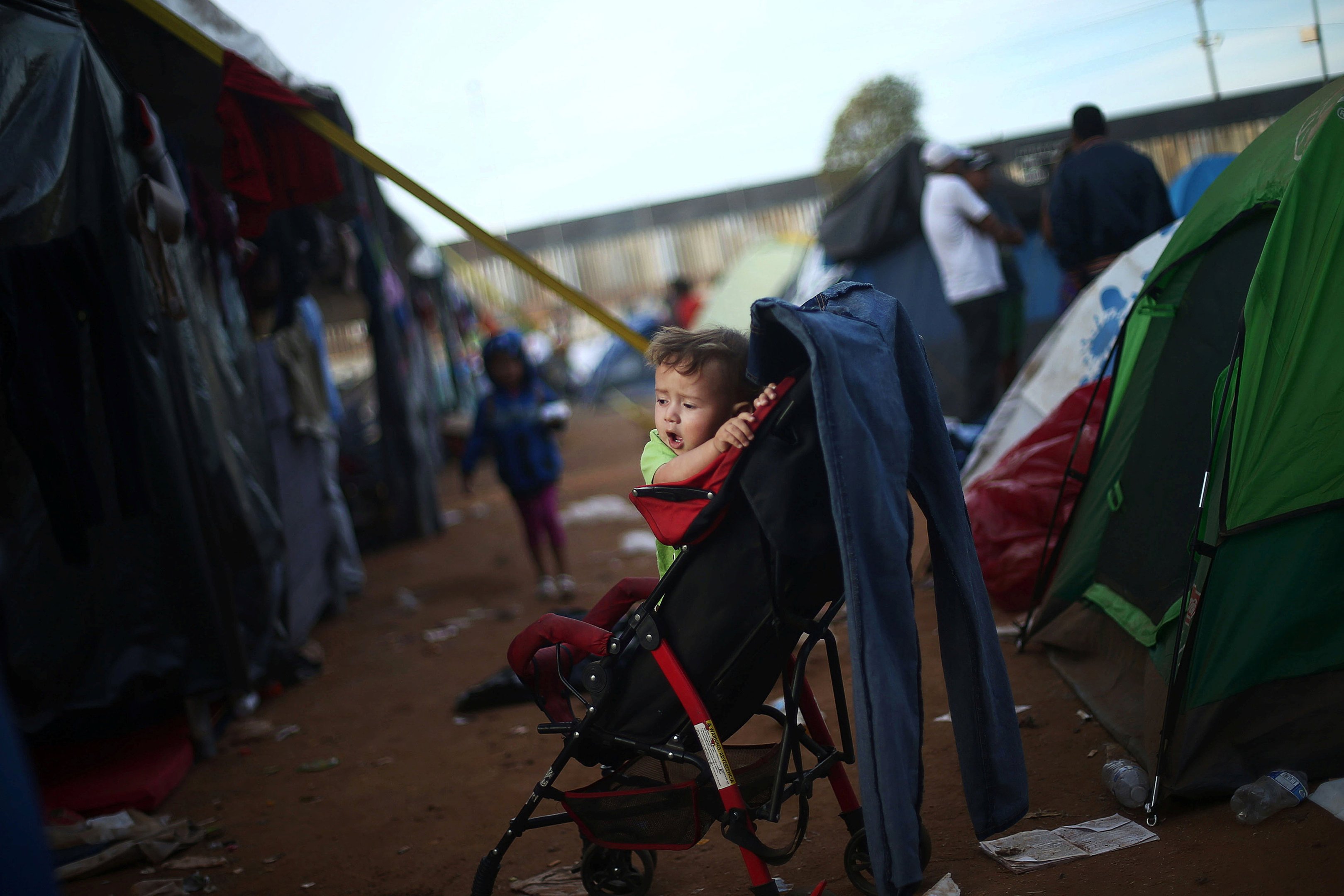 Caravana de migrantes enfrenta duras condições em albergue de Tijuana