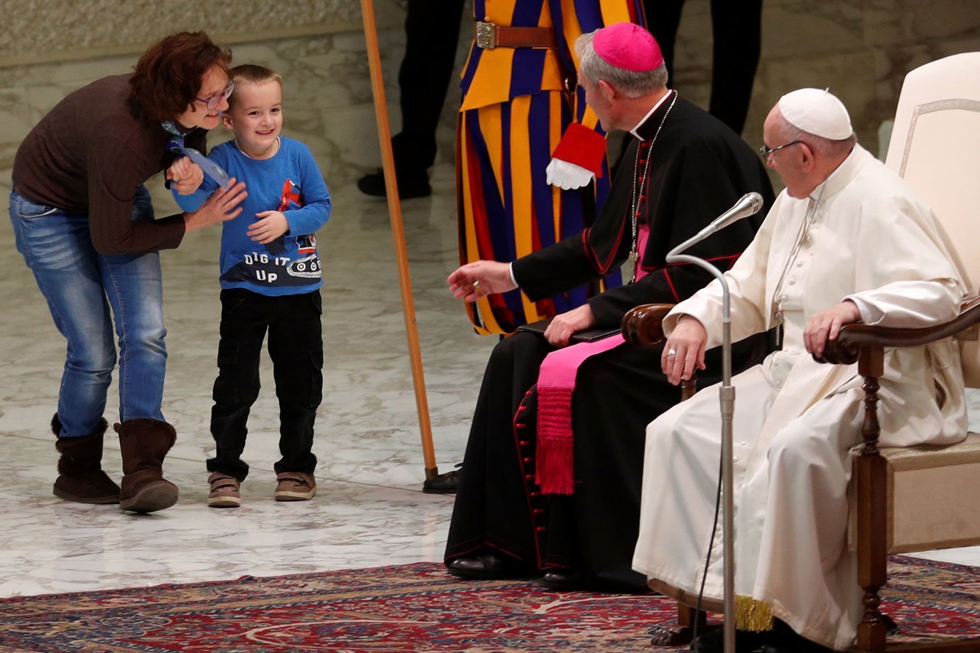 Menino rouba a cena e sobe no palco durante audiência do papa Francisco