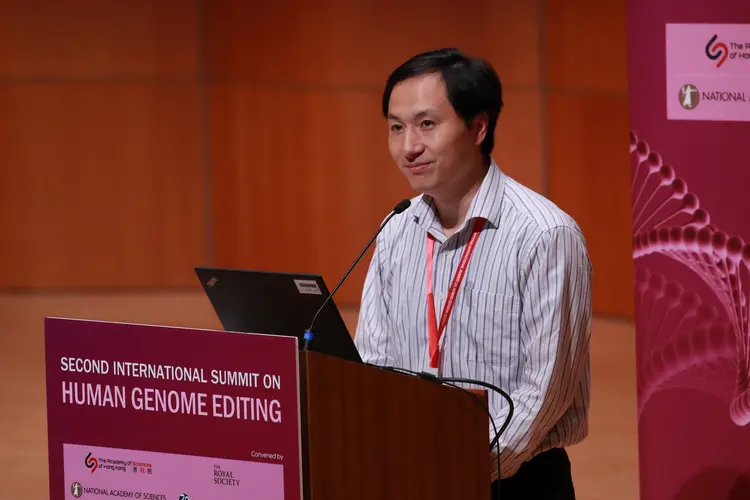 Cientista He Jiankui discursa durante cúpula em Hong Kong (Stringer/Reuters)