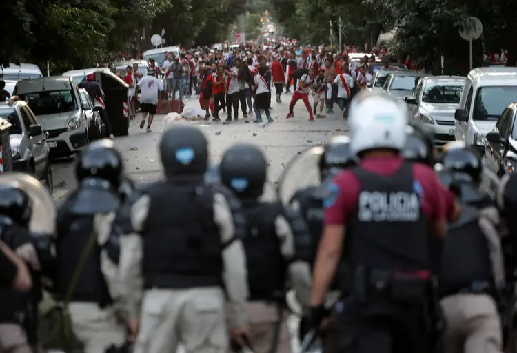 Confronto entre torcedores e polícia na Argentina: "Foi um momento muito triste", disse presidente da Fifa sobre a suspensão do jogo de volta  (Alberto Raggio/Reuters)