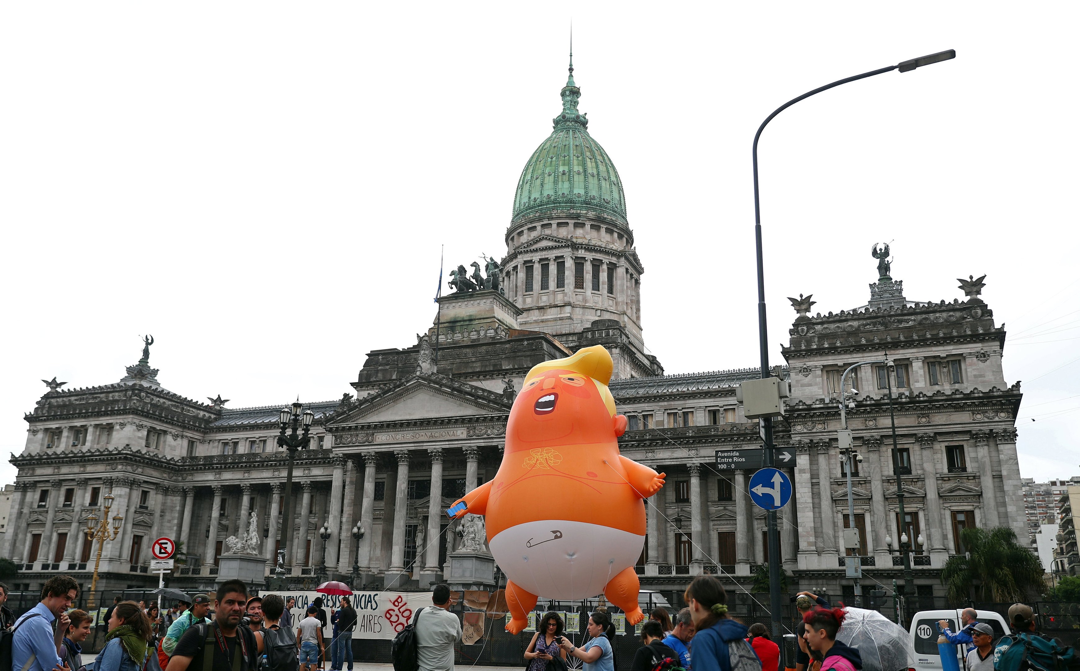 "Bebê Trump" volta a aparecer em protestos do G20 na Argentina