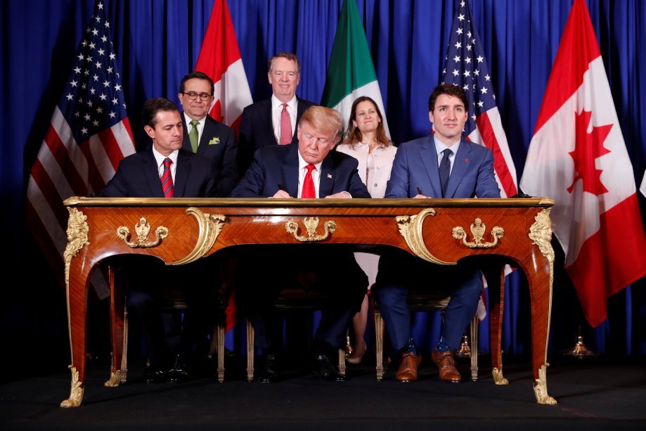 Presidente do México, Enrique Pena Nieto, presidente dos Estados Unidos, Donald Trump, e o presidente do Canadá, Justin Trudeau, assinam o novo tratado comercial T-MEC