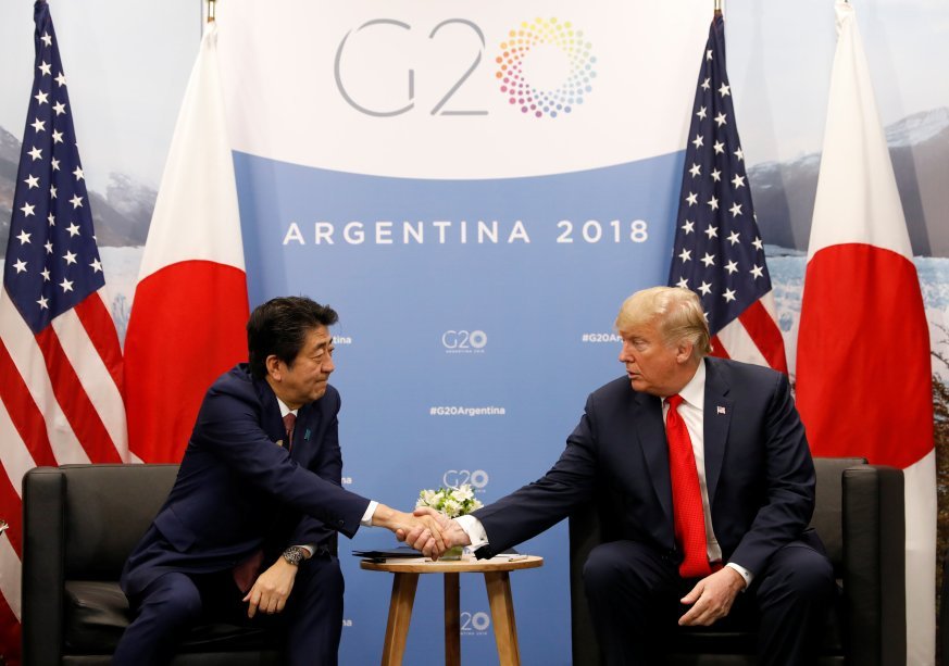 Primeiro-ministro do Japão, Shinzo Abe, e o presidente dos Estados Unidos, Donald Trump, durante a cúpula do G20