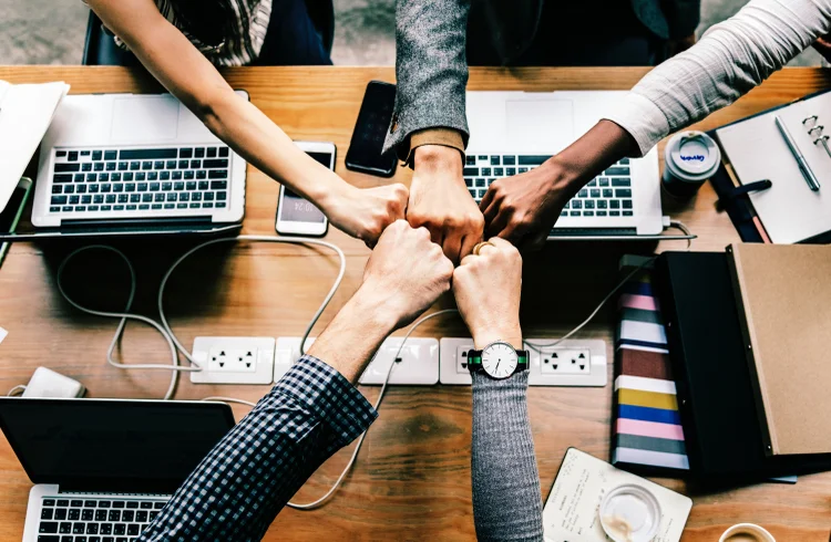 Pessoas admiradas no trabalho agem com honestidade e integridade