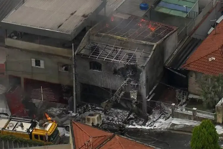 Reprodução de TV da área atingida por queda de avião (TV Globo/Reprodução)