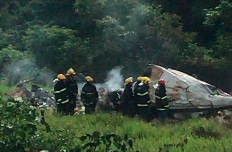 Um jato executivo caiu na manhã de hoje (26), em uma fazenda em Jequitaí, no norte de Minas Gerais (Corpos de Bombeiros Minas Gerais/Agência Brasil)