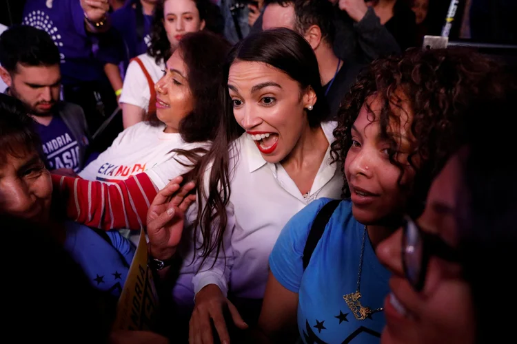 Democrata Alexandria Ocasio-Cortez, eleita representante nas eleições legislativas: para cientista política, eleição massiva de mulheres pelo Partido Democrata mostra divisões na sociedade americana (Andrew Kelly/Reuters)