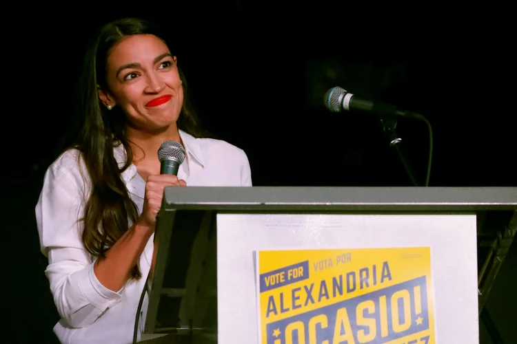 AOC: candidata a reeleição está envolta na segunda corrida com mais recursos das eleições de 2020 nos EUA (Andrew Kelly/Reuters)