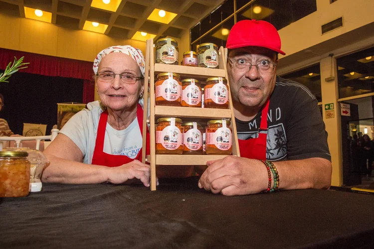 Vicente e Eliane Guimarães vendem sua produção de molhos e geleias em feiras veganas (Foto/Jornal de Negócios do Sebrae/SP)