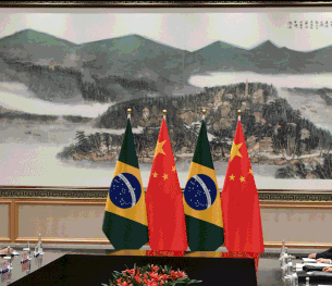 China critica tarifas dos EUA no Brasil, destacando normas internacionais e interferência política