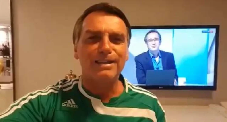 Bolsonaro: embora já tenha tirado fotos com camisas de diferentes times, o presidente eleito se declara torcedor do Palmeiras (YouTube/Reprodução)